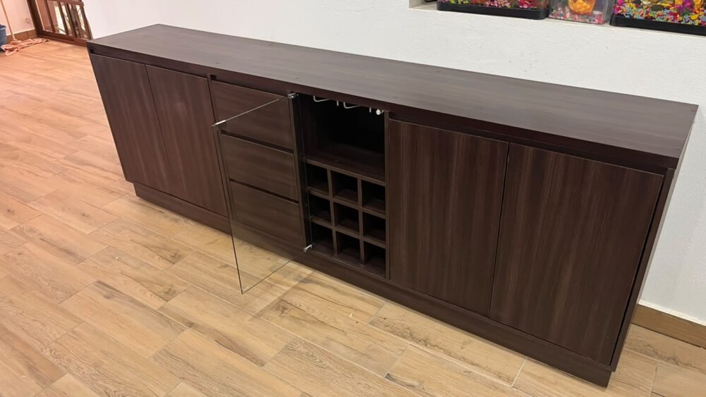 Credenza Verona Cava con puertas cajones y espacio para botellas