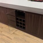Credenza Verona Cava con puertas cajones y espacio para botellas