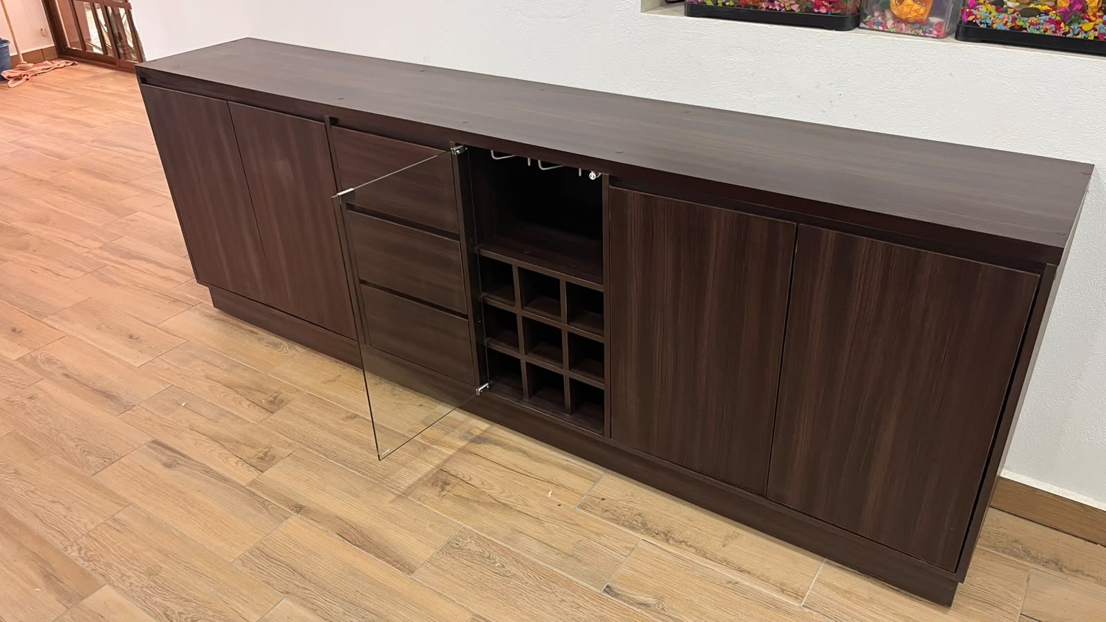 Credenza Verona Cava – Elegante Diseño con Almacenamiento- 5 Puertas, 3 Cajones, Copero y Botellero