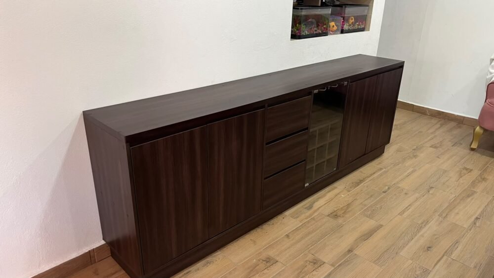 Credenza Verona Cava en tono madera vista lateral