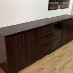 Credenza Verona Cava en tono madera vista lateral
