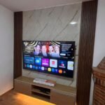Centro de TV Milán Glamour instalado con panel marmoleado y LED