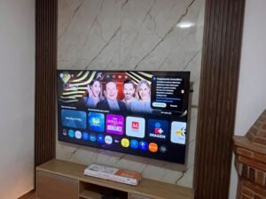 10 Centro de TV Milán Glamour instalado con panel marmoleado y LED