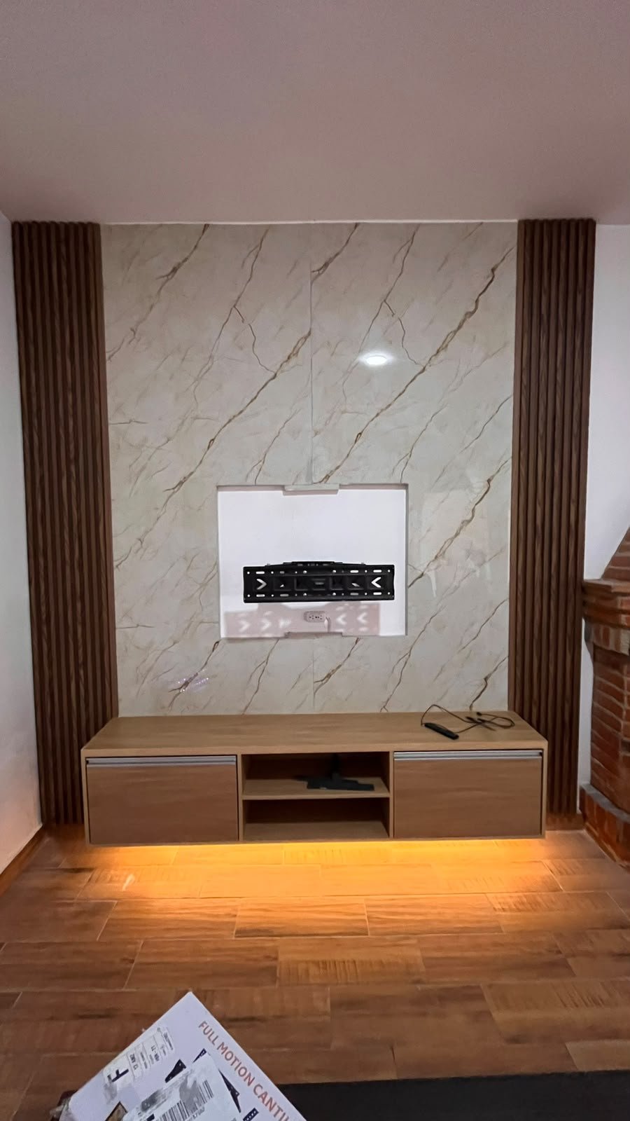 Centro de TV Milán Glamour con mueble flotante y listones decorativos