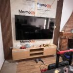 Mueble flotante para televisión con dos puertas y repisas centrales