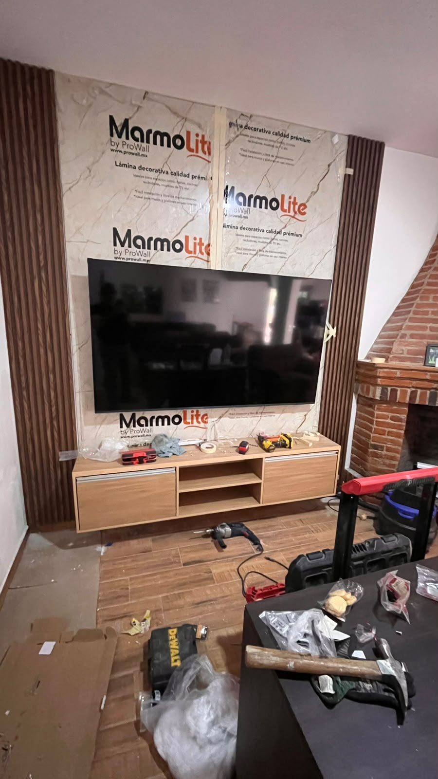 Mueble flotante para televisión con dos puertas y repisas centrales